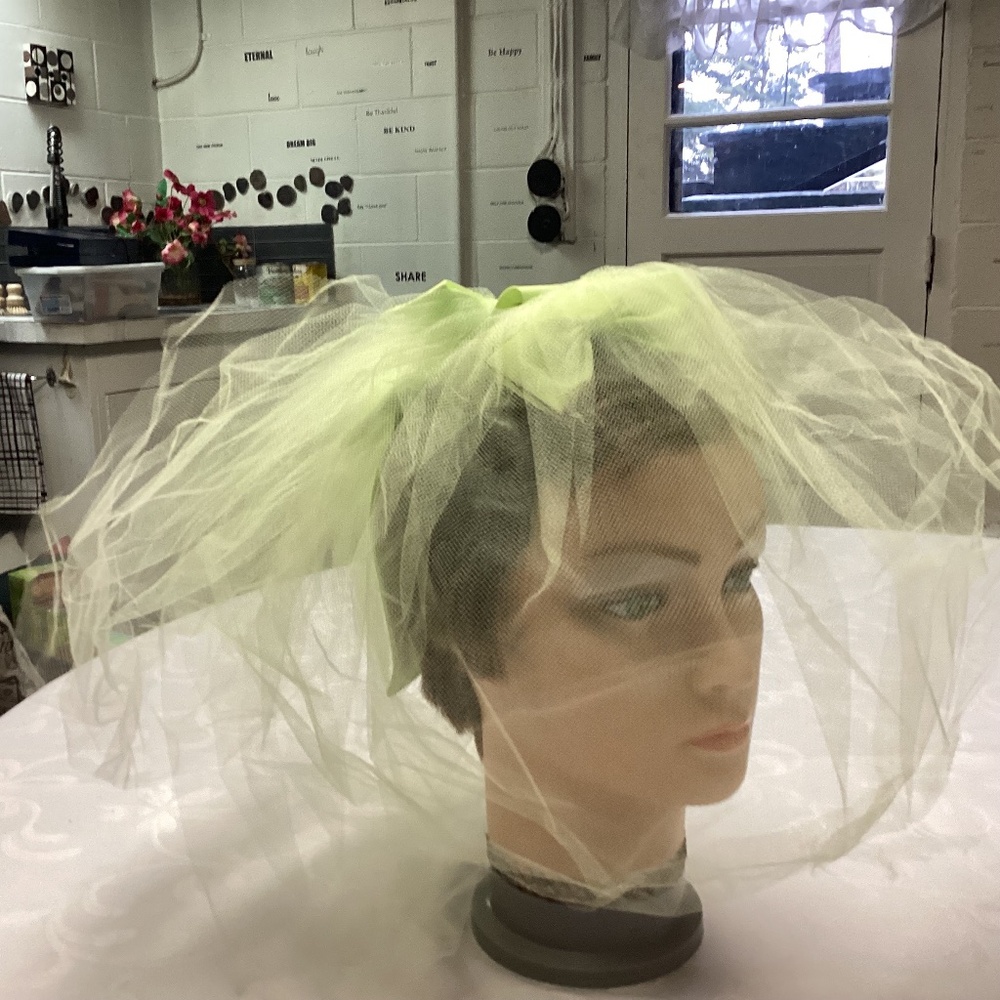 Green vintage veil hat. CIRCA 1960 s 💚💚💚💚💚 RARE ONE !!!